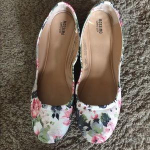 Cute Mossimo floral flats!